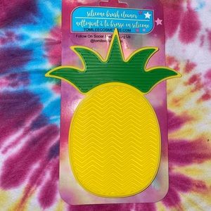 Makeup brush cleaner